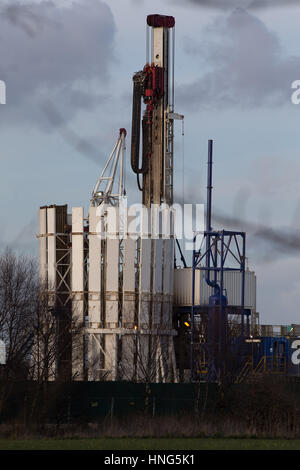 Anti-Fracking Demonstranten unterwegs Barton Moss auf dem Barton-Moos protest Camp, Salford, England, UK Stockfoto