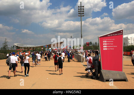 Bei den Olympischen Spielen 2012 in London machen Menschen ihren Weg zu den Veranstaltungsorten. Im Hintergrund ist das Velodrom, Olympiapark, Stratford, East London Stockfoto