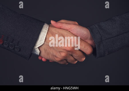 Unternehmer und Unternehmerin Handshake in Büro, Menschen, die einander bei Geschäftstreffen, Gruß Nahaufnahme von Händen Stockfoto