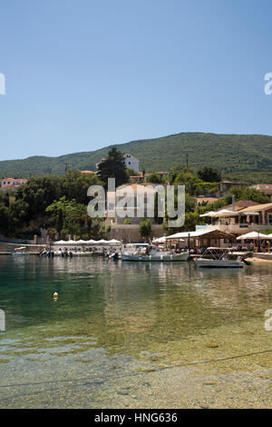 Blick über Boote und Restaurants im Hafen von Kioni, auf der Insel von Ithac, in Griechenland Stockfoto