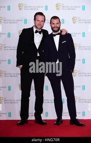 Jamie Dornan und Rafe Spall im Presseraum während der EE British Academy Film Awards statt auf der Royal Albert Hall, Kensington Gore, Kensington, London. Stockfoto