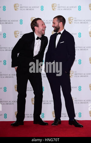 Jamie Dornan und Rafe Spall im Presseraum während der EE British Academy Film Awards statt auf der Royal Albert Hall, Kensington Gore, Kensington, London. Stockfoto