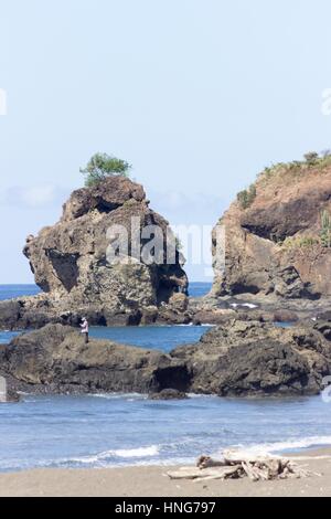 Felsvorsprung auf Costa Rica Westküste in der Nähe von Ostional. Stockfoto