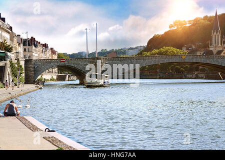 Boot Segeln auf der Saône mit Bonaparte Brücke und Häuser in Lyon Frankreich. Horizontale Komposition Stockfoto