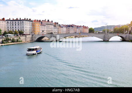 Boot Segeln auf der Saône mit Bonaparte Brücke und Häuser in Lyon Frankreich. Horizontale Komposition Stockfoto