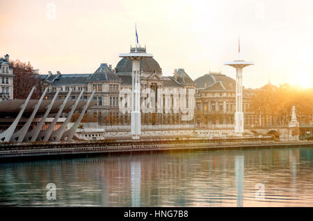 Ansicht der Universitätsgebäude auf der Rhone bei Sonnenuntergang im Winter in Lyon Frankreich. Horizontale Komposition Stockfoto