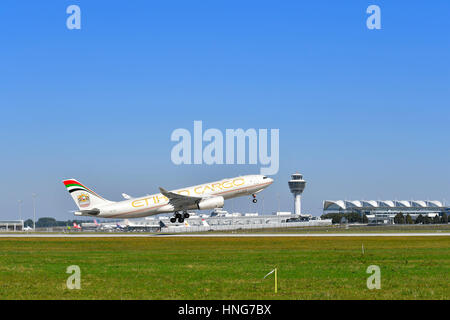 Etihad, Cargo, Airbus A 330, ausziehen, Start-und Landebahn Süd, EDDM, Flughafen München, Erding, Freising, MUC, München Stockfoto