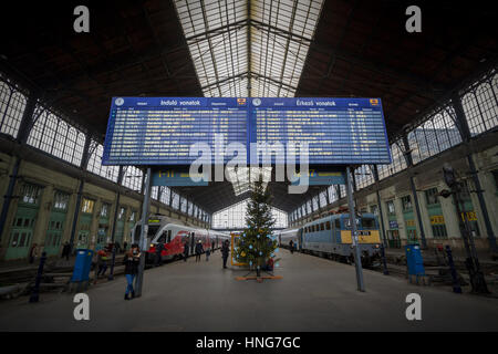 Budapest, Ungarn - 18. Dezember 2016: Abflug in den Bahnhof von Budapest Nyugati, in Ungarn Stockfoto