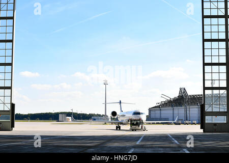 Zurückschieben LKW, Flugzeug, Wartung Halle, Hangar, ziehen, schleppen, Flugzeug, Rollen, EDDM, Flughafen München, Erding, Freising, MUC, München Stockfoto