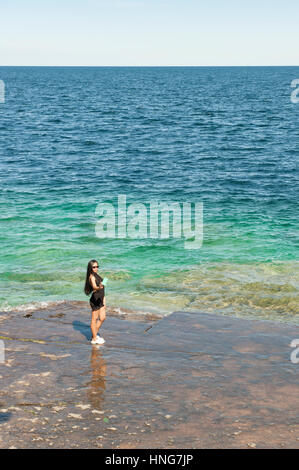 Weibliche asiatische Tourist, der eine selfie mit einem Smartphone am Rande des Lake Huron, Georgian Bay, Bruce Peninsula, Ontario, Kanada. Stockfoto