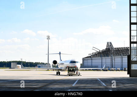 Zurückschieben LKW, Flugzeug, Wartung Halle, Hangar, ziehen, schleppen, Flugzeug, Rollen, EDDM, Flughafen München, Erding, Freising, MUC, München Stockfoto