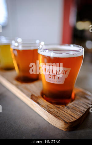 Nahaufnahme von Bierproben am Bahnhof City Brewing Co., eine Mikrobrauerei in St. Thomas, Ontario, Kanada. Stockfoto