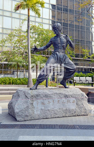 HONG KONG CA. FEBRUAR 2017. Bruce Lee Statue in Kowloon Hong Kong, erinnert an die vollendete Kampfsportler und Schauspieler, bekannt geworden durch seine Stockfoto