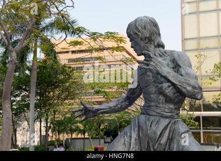 HONG KONG CA. FEBRUAR 2017. Bruce Lee Statue in Kowloon Hong Kong, erinnert an die vollendete Kampfsportler und Schauspieler, bekannt geworden durch seine Stockfoto