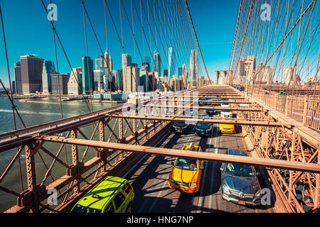 Verkehr auf der Brooklyn Bridge in New York City, Amerika Stockfoto