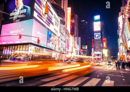 Verkehr-Zeit Quadratmeter in der Nacht in New York Stockfoto
