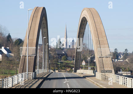 1954-Brücke, Le Pont Kanada über den Jaudy-Fluss und der Turm der gotischen Kathedrale Saint Tugdual an Tréguier, Frankreich Stockfoto