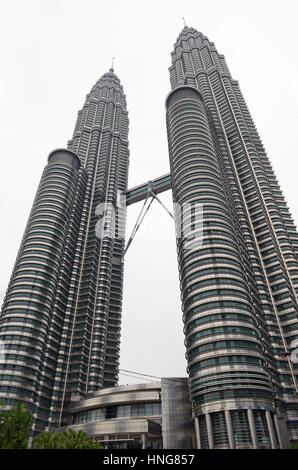 KUALA LUMPUR CA. FEBRUAR 2017. Die Petronas Towers, sobald die höchsten Gebäude der Welt das architektonische Herzstück sind die ethnisch eine Stockfoto