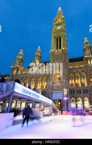 Beleuchtete Eislaufplatz vor dem Rathaus (Town Hall), Wien, Österreich Stockfoto