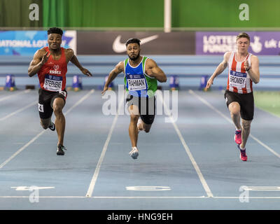 Imranur Rahman, Emmanuel Stephens und Oliver Bromby konkurrieren im Halbfinale Herren 60 Meter. Stockfoto