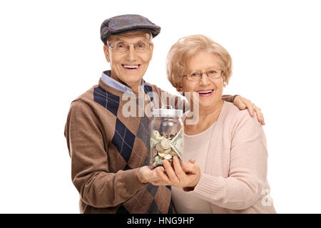 Fröhliche Senioren hält ein Glas mit Geld isoliert auf weißem Hintergrund Stockfoto