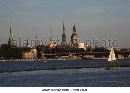 Tagsüber Blick auf Riga im Sommer mit Booten auf dem Fluss Stockfoto