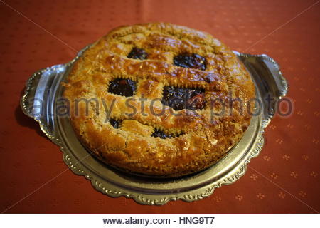 Eine berühmte Linzer Torte und Linzertorte als es ist in Deutsch, liegend auf einem roten Tablecoth bekannt. Stockfoto