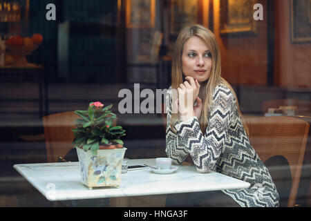 Junge Frau im eleganten Café eine Pause. Urbaner lifestyle Stockfoto