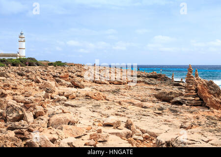 Rock Türme und der Leuchtturm am Cap de Ses Salines, Mallorca Stockfoto