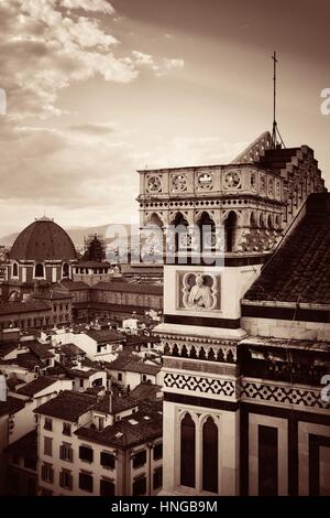 Dächer der alten Gebäude in Florenz in Italien in schwarz weiß Stockfoto