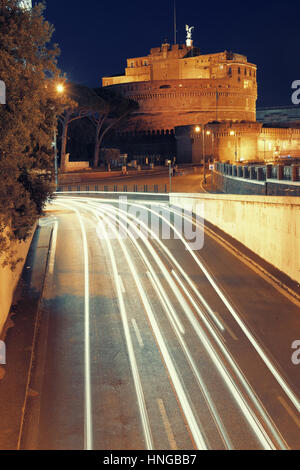 Castel Sant Angelo in der Nacht mit Lichtspur in Rom, Italien. Stockfoto