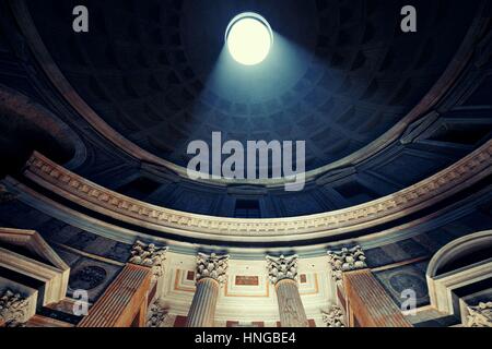 Pantheon Interieur mit Lichtstrahl in Rom, Italien. Stockfoto