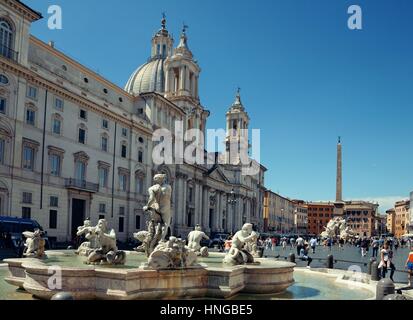 Rom - Mai 12: Piazza Navona mit Touristen im 12. Mai 2016 in Rom, Italien. Rom Rang 14. in der Welt und 1. der beliebtesten Tourismus-Attraktion Stockfoto