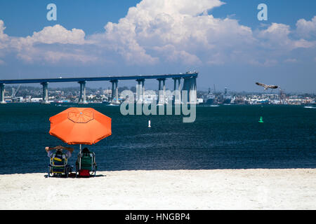 Entspannende Touristen an einem Strand in Glorietta Bay in Coronado, Kalifornien. Stockfoto