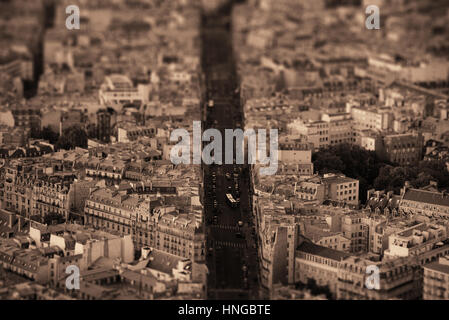 Paris street auf der Dachterrasse Blick auf die Stadt bei Sonnenuntergang Tilt-Shift-Effekt in schwarz und weiß. Stockfoto