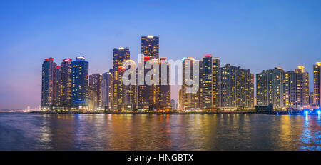 Busan Stadt Skyline Panorama in Busan Marina und Gwangandaegyo Brücke, Busan, Südkorea Stockfoto