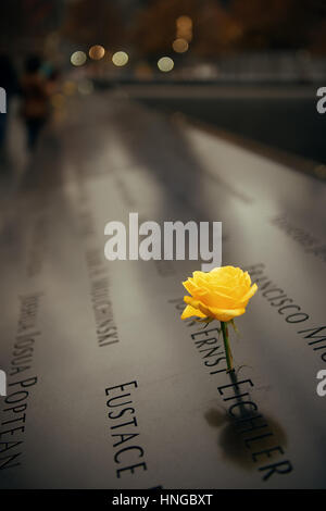 NEW YORK CITY - NOV 12: September 11 Memorial mit Rose am 12. November 2014 in Manhattan, New York City. Mit 8.4M Einwohnern ist es die meisten popu Stockfoto