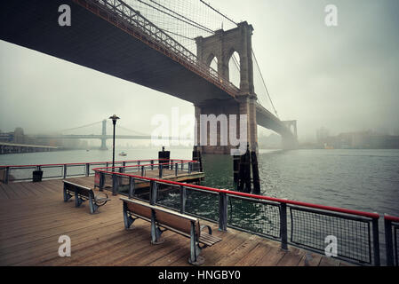 Brooklyn Bridge an einem nebligen Tag in der Innenstadt von Manhattan Stockfoto