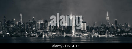 Manhattan Midtown Wolkenkratzer und New York City Skyline Panorama in der Nacht mit Nebel Stockfoto