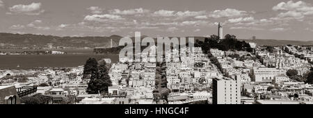 Straße am Hügel in San Francisco Panorama Aussicht vom oberen Ende der Lombard Street Stockfoto