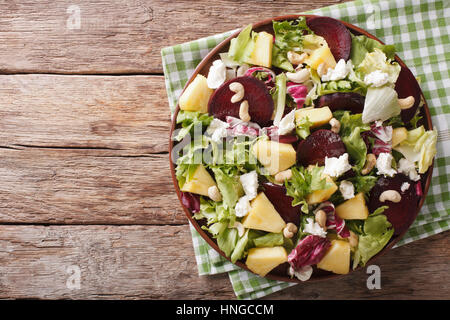 Gesunde Ernährung: Salat aus rote Beete, Ananas, Ziegenkäse und grünen Closeup auf einem Teller mischen. horizontale Ansicht von oben Stockfoto