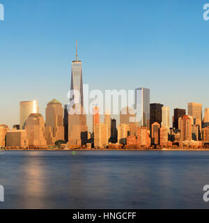 New Yorker Skyline mit Wolkenkratzern über Hudson River bei Sonnenuntergang gesehen aus New Jersey Stockfoto