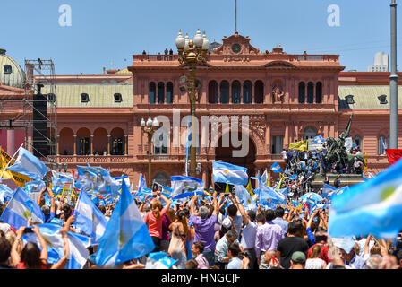 Buenos Aires, Argentinien - 10. Dezember 2015: Unterstützer der neugewählten argentinischen Präsidenten Welle Fahnen am Eröffnungstag an der Plaza de Mayo. Stockfoto