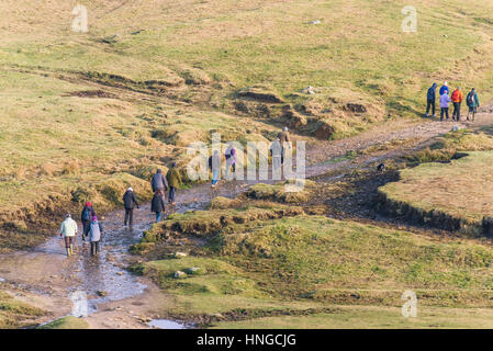 Eine Gruppe von Wanderern auf grobe Tor, als ein Gebiet von außergewöhnlicher natürlicher Schönheit auf Bodmin Moor in Cornwall bezeichnet. Stockfoto