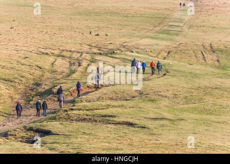 Eine Gruppe von Wanderern auf grobe Tor, als ein Gebiet von außergewöhnlicher natürlicher Schönheit auf Bodmin Moor in Cornwall bezeichnet. Stockfoto