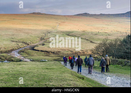 Eine Gruppe von Wanderern auf grobe Tor, als ein Gebiet von außergewöhnlicher natürlicher Schönheit auf Bodmin Moor in Cornwall bezeichnet. Stockfoto