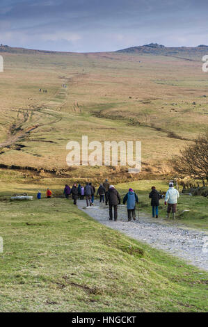 Eine Gruppe von Wanderern auf grobe Tor, als ein Gebiet von außergewöhnlicher natürlicher Schönheit auf Bodmin Moor in Cornwall bezeichnet. Stockfoto