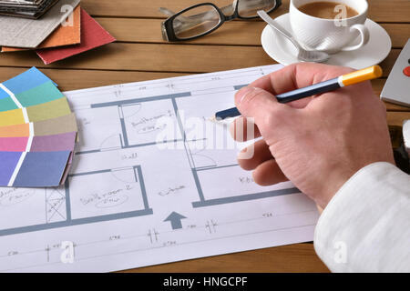 Designer arbeiten an einem Projekt der Innenarchitektur auf Holztisch mit einen Hausplan, Tools und Beispiele. Erhöhten Blick Stockfoto