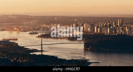 Vancouver-Sonnenaufgang mit Lions Gate Bridge und Wolkenkratzern in Kanada. Stockfoto
