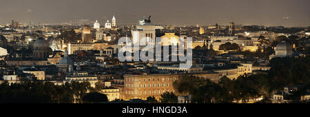 Rom auf dem Dach Panoramablick mit Skyline und antike Architektur in Italien in der Nacht. Stockfoto